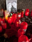 Loveparade Tunnel in Duisburg wird zum Ort der Stille und Anteilnahme