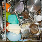 Mann und Frau unterscheiden sich ein bisschen – Kochen und Spülmaschine
