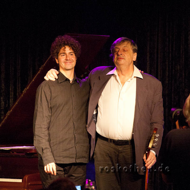 Die beiden Künstler vor ausverkauftem Saal